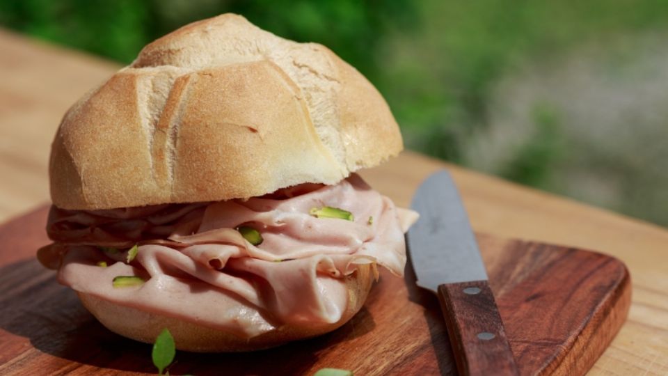 El consumo de carne roja procesada conlleva riesgos a la salud, advierten los científicos.