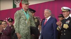 AMLO condecora a medallistas panamericanos durante el Desfile del aniversario de la Revolución Mexicana