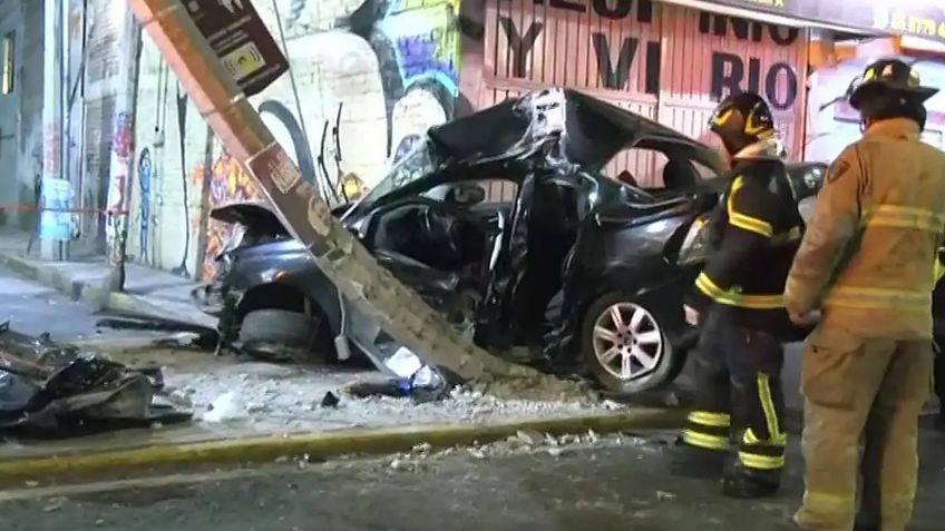 Fuerte accidente: automóvil choca contra un poste en Periférico Norte y deja dos personas muertas