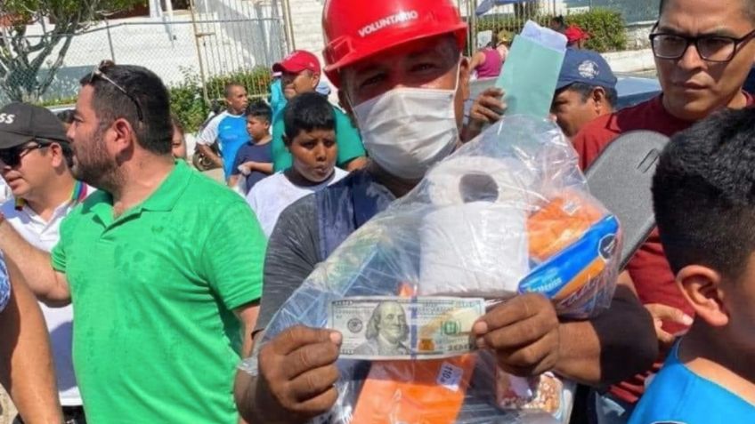 Roberto Palazuelos entrega despensas a afectados por "Otis" en Coyuca, llevan billetes de 100 dólares