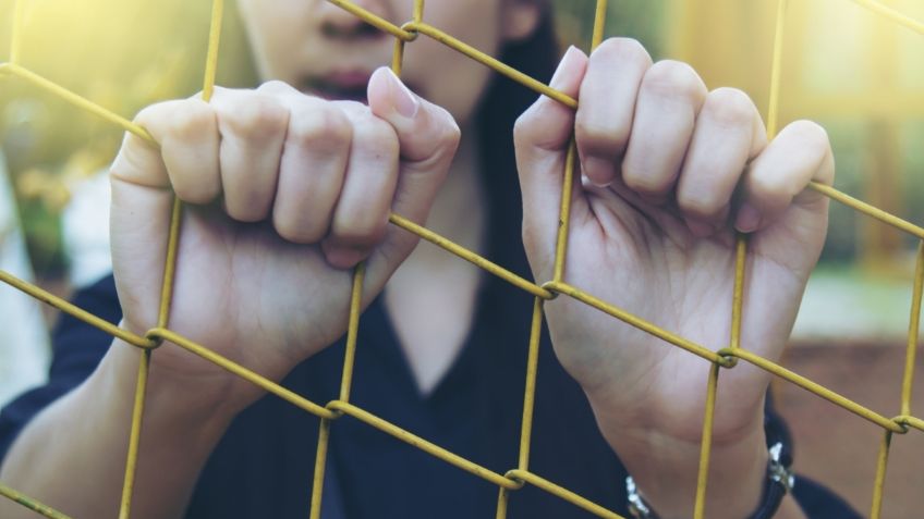 Adolescente asesina a golpes a su suegra por oponerse a su relación