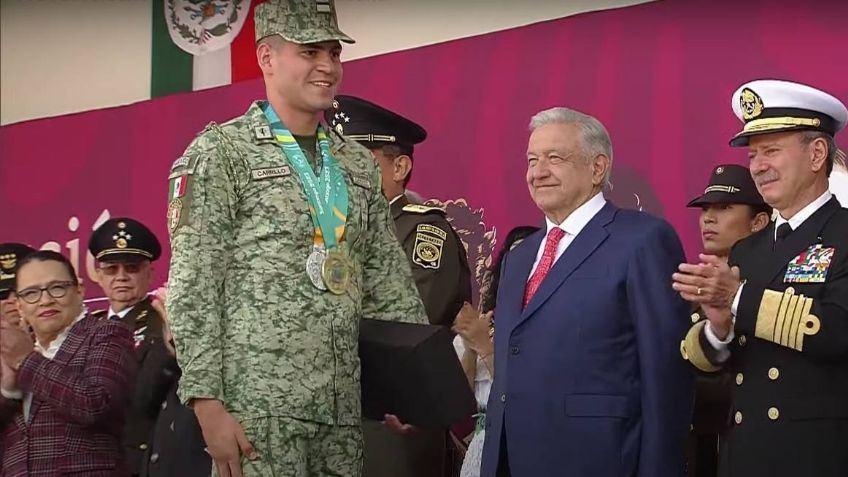 AMLO condecora a medallistas panamericanos durante el Desfile del aniversario de la Revolución Mexicana