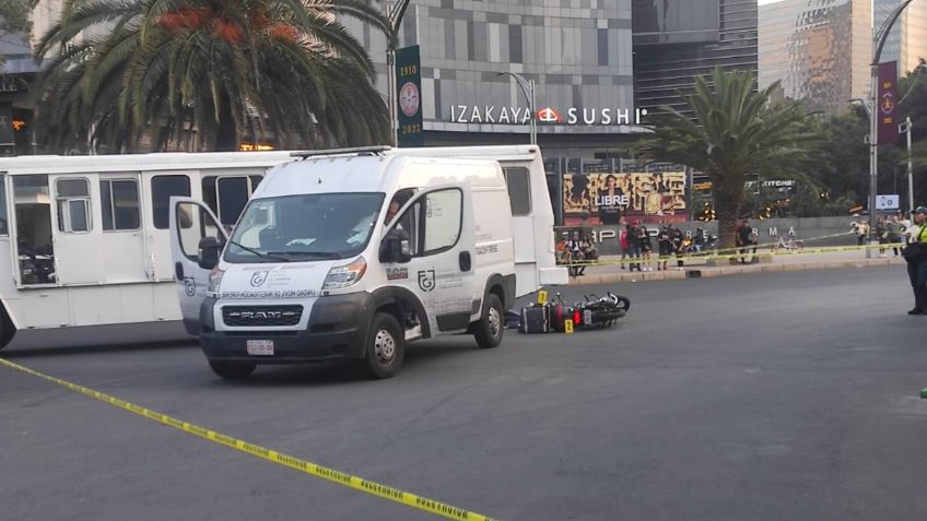 FOTOS | Motociclista derrapa y muere en Paseo de la Reforma