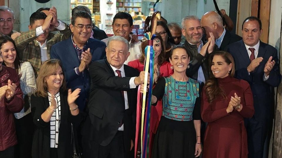 Claudia Sheinbaum recibiendo bastón de mando de AMLO