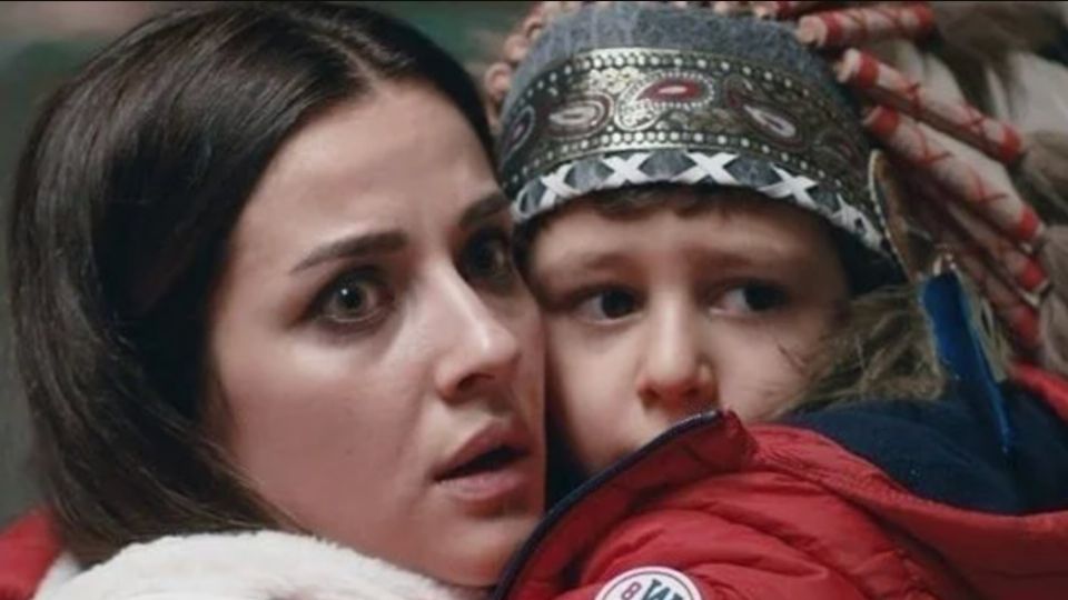 Protagonistas de la serie turca 'Fugitiva' (Sen Anlat Karadeniz).