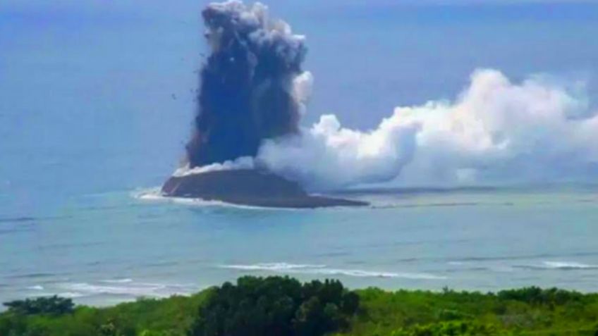 ¡Metros de arena vuelan en el aire! El increíble momento en que nace una isla en medio del mar: VIDEO