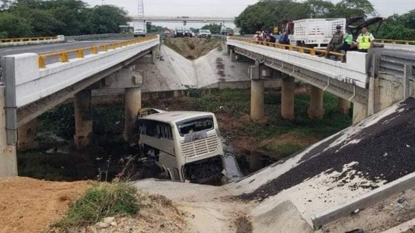 FOTOS: Autobús de doble piso cae de un puente en la carretera La Tinaja-Acayucan: reportan 12 muertos