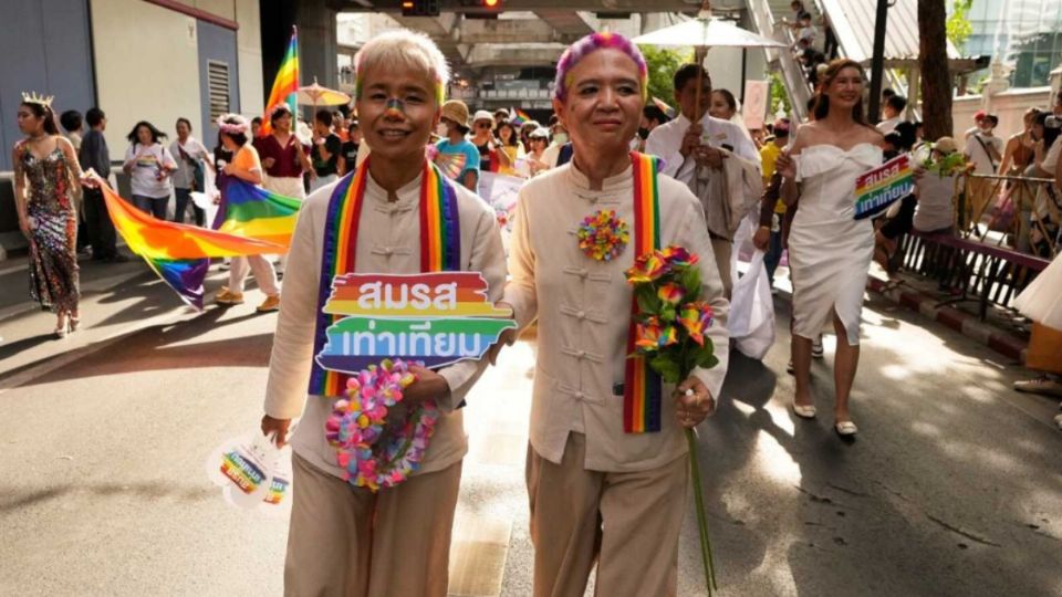 En Tailandia, los proyectos de ley deben someterse a tres lecturas en la Cámara de Representantes, antes de pasar por el Senado y recibir el visto bueno del Tribunal Constitucional.