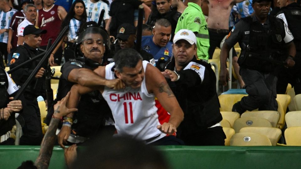 Policías brasileños golpearon a hinchas de Argentina.