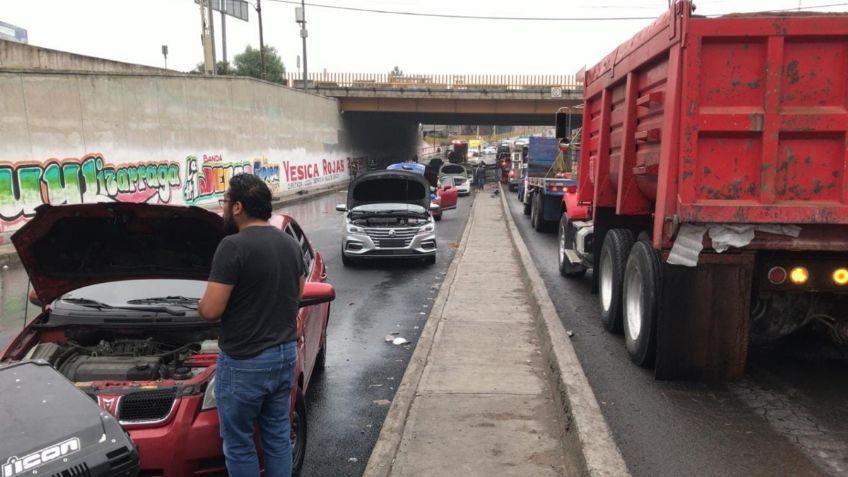 Inundación en Eje 10 Sur complica la circulación vial, hay varios autos descompuestos