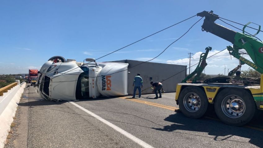 Un tráiler es derribado por los fuertes vientos en el Istmo de Tehuantepec