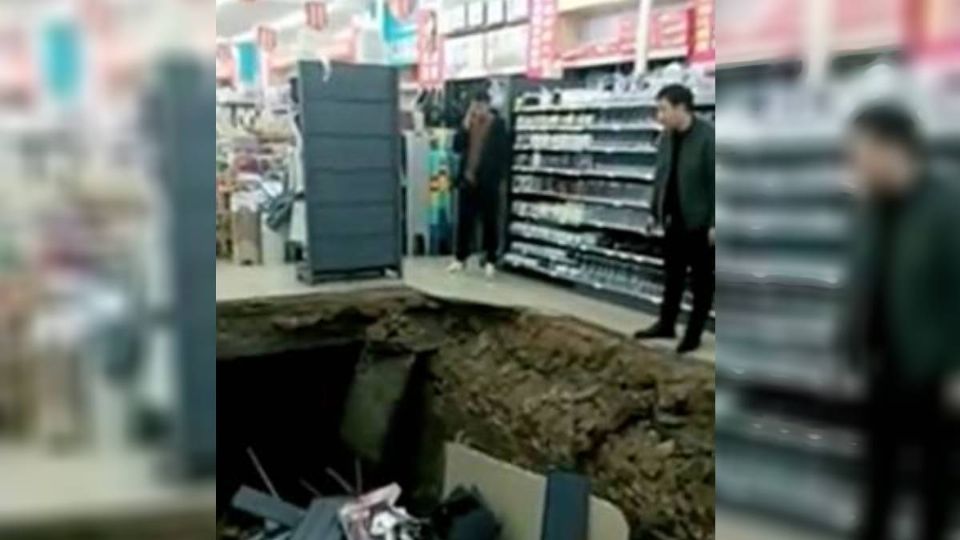 El piso colapsó en un mercado en China.