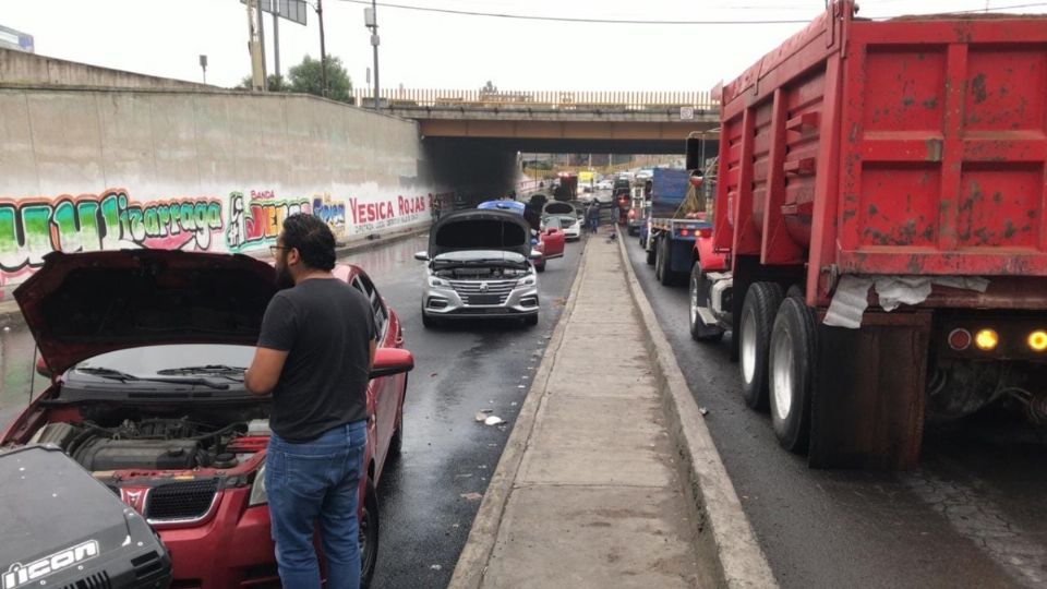 Vehículos sufrieron averías por el agua en el bajopuente.