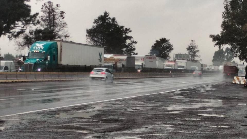 Hay una gran carga vehicular desde temprana hora en la autopista México-Puebla.