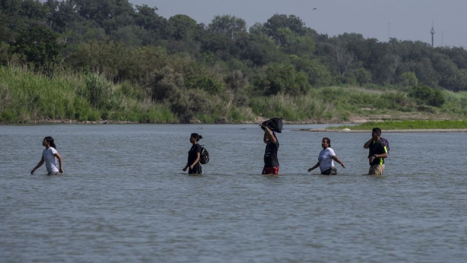 La madre sobrevivió con ayuda de otro migrante.