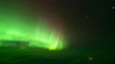 Así luce una aurora boreal desde un avión: quedarás impactado