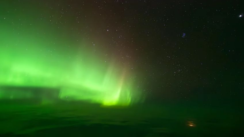 Así luce una aurora boreal desde un avión: quedarás impactado