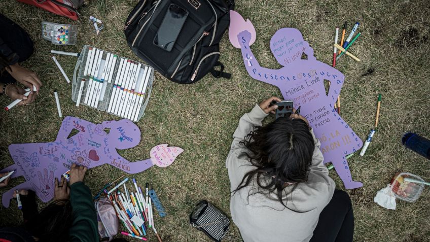 Colectivo "Madres que luchan" y activistas pintan siluetas contra la violencia