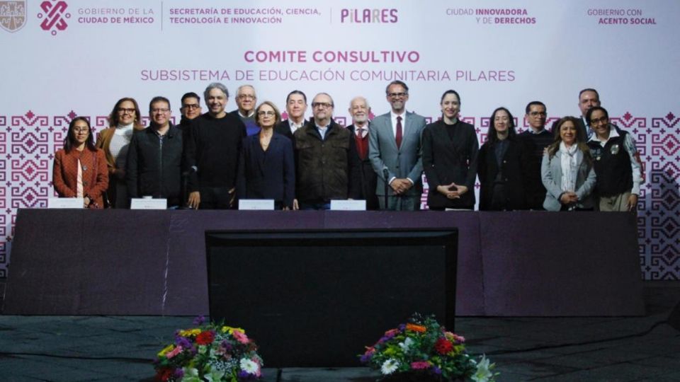 Autoridades durante la presentación del Comité de PILARES.