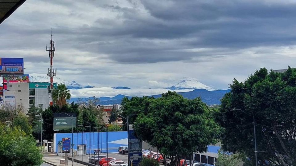 El Iztaccíhuatl está cubierto por nieve.