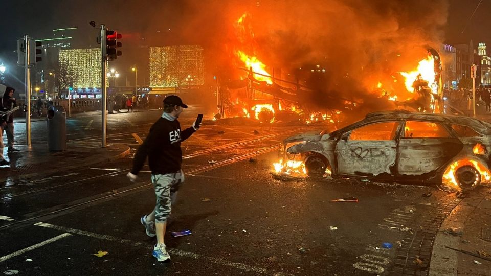 Lo que empezó con una protesta pacífica terminó en actos violentos y acciones contra las fuerzas del orden. 