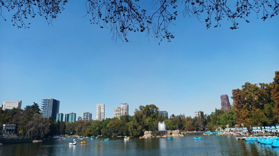 El Lago de Chapultepec, aunque artificial, es un icono de la ciudad.