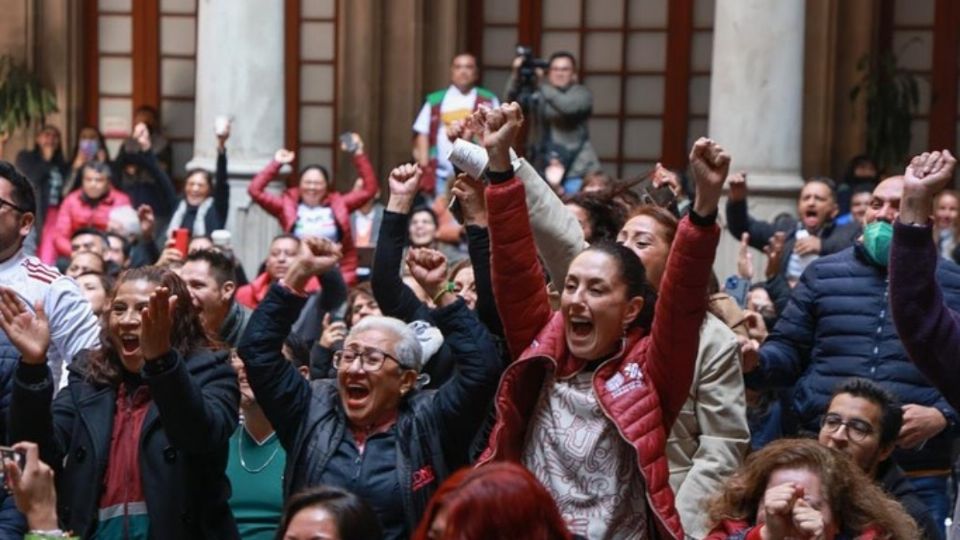 Claudia Sheinbaum celebrando un gol de México en el Mundial de 2022.