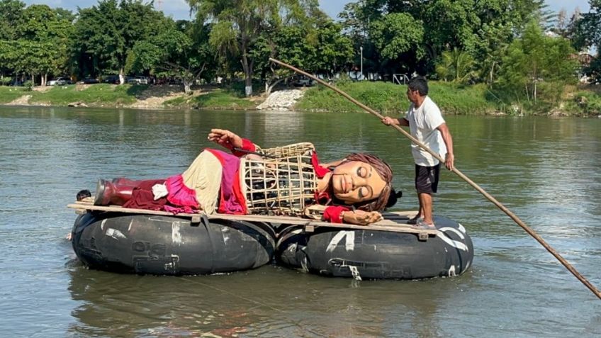 Amal, la muñeca gigante de casi tres metros, se despide de México en el Río Suchiate