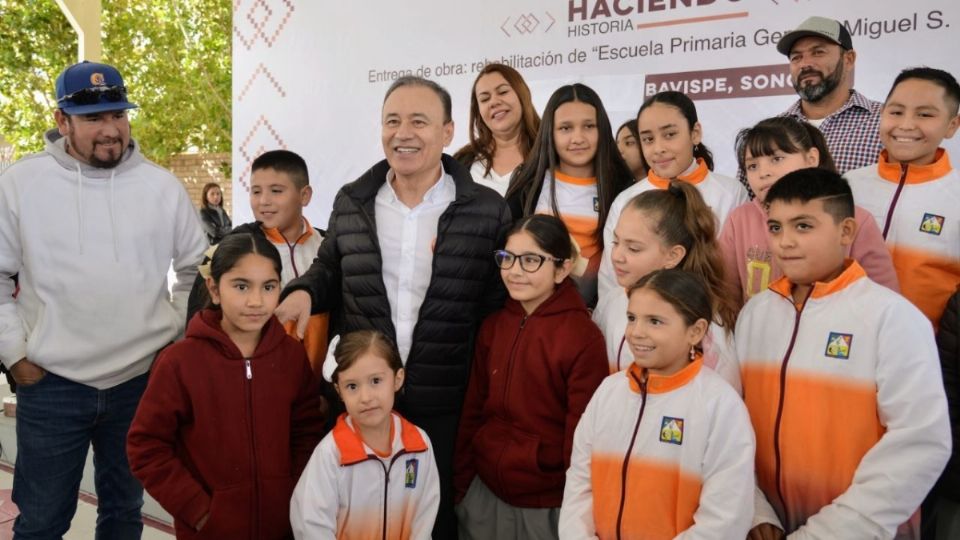 El gobernador Durazo Montaño invitó a las y los niños presentes a seguir preparándose, así como trabajar y luchar por sus sueños