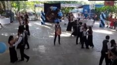 Joven baila con la foto de su madre fallecida en su graduación: VIDEO