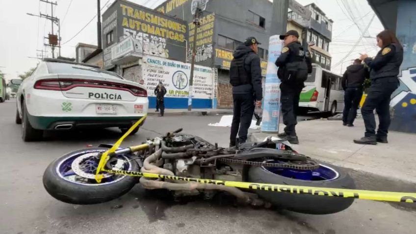 Motociclista intenta rebasar una pipa de agua, derrapa y la arrollan en Ermita Iztapalapa