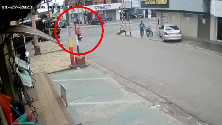 VIDEO FUERTE: Un motociclista muere al chocar contra un camión, la mujer y el niño que lo acompañaban se salvan de milagro