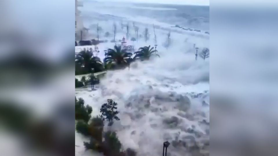 Una inmensa ola apocalíptica cubre una playa entera en Sochi en Rusia