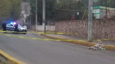 Encuentran cadáver embolsado junto a multifamiliar en Edomex, cámaras graban cuando lo abandonan