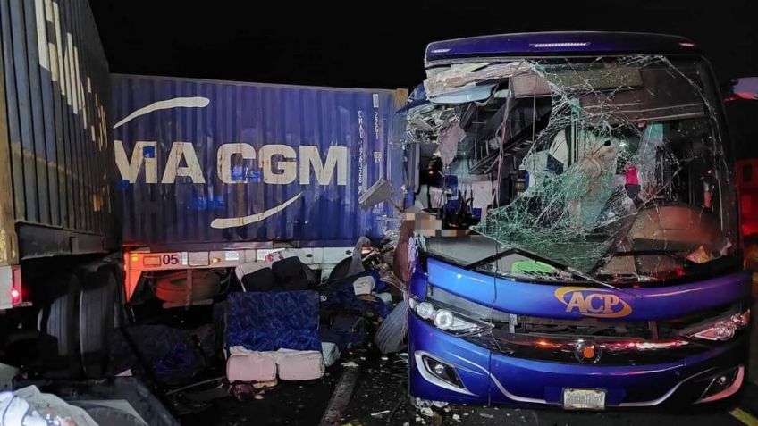 Colima: un muerto y 27 heridos, el saldo del choque entre un tráiler y un autobús de pasajeros