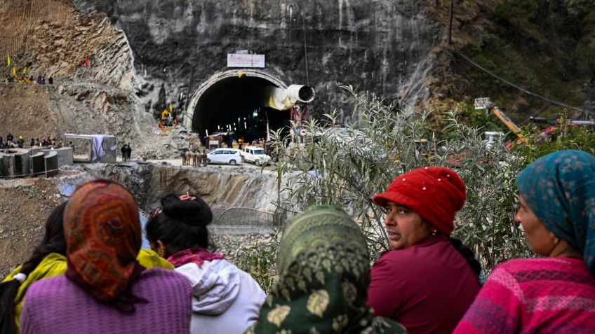 Rescatan a los 41 obreros atrapados 17 días en un túnel en la India