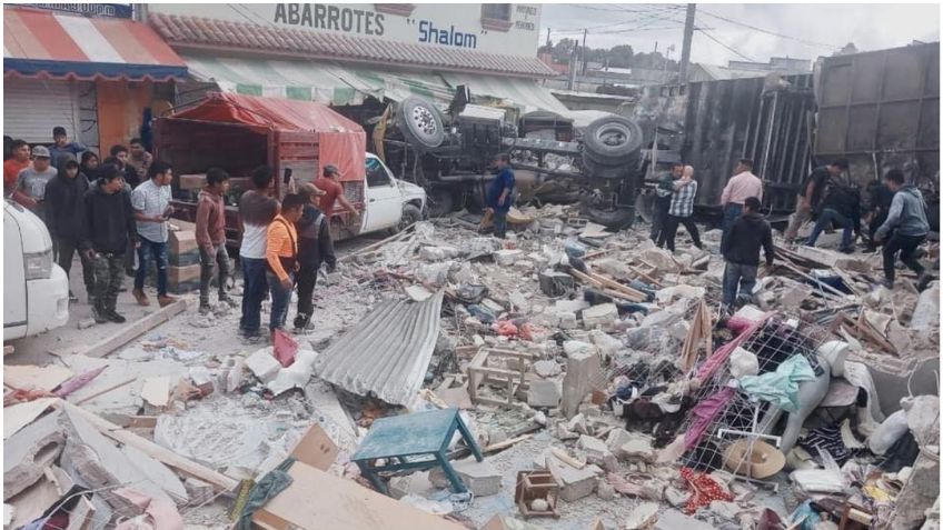 VIDEO: tráiler se queda sin frenos e impacta a vehículos y comercios en Chiapas