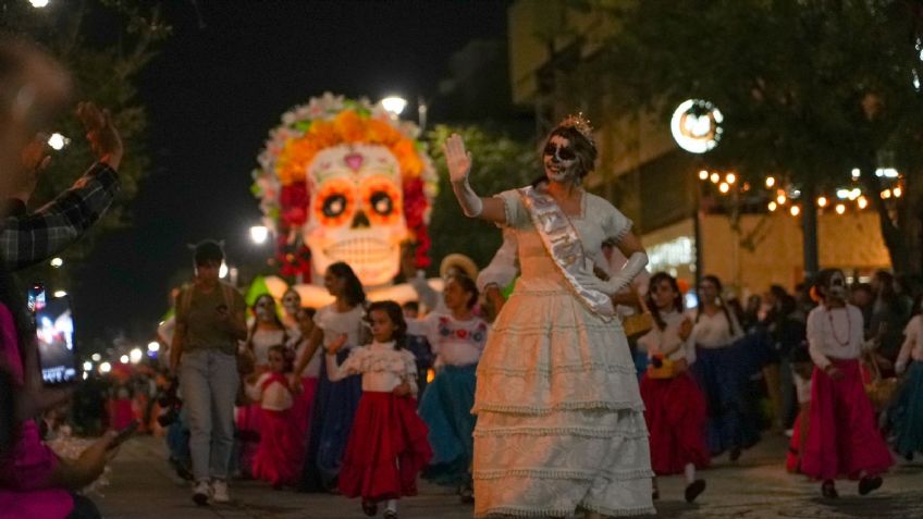 Catrinas gigantes desfilaron por las calles de Aguascalientes durante el tradicional Desfile de Calaveras