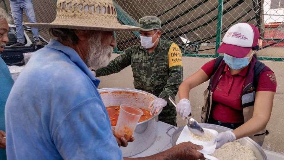 Elementos del ejército y del gobierno entregando alimentos a la población.