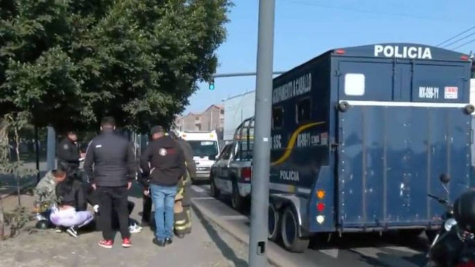 El motociclista tras haber quedado prensado en Iztapalapa.