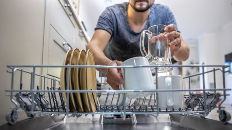 Este es el truco para secar los platos del lavavajillas en minutos y que pocos conocen