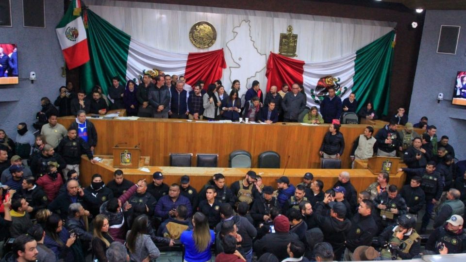 Elementos de la Fiscalía de Nuevo León impiden paso a diputados de MC al pleno del Congreso estatal ante la designación de gobernador interino