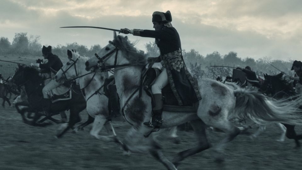 Joaquin Phoenix representa al emperador Napoleón Bonaparte.