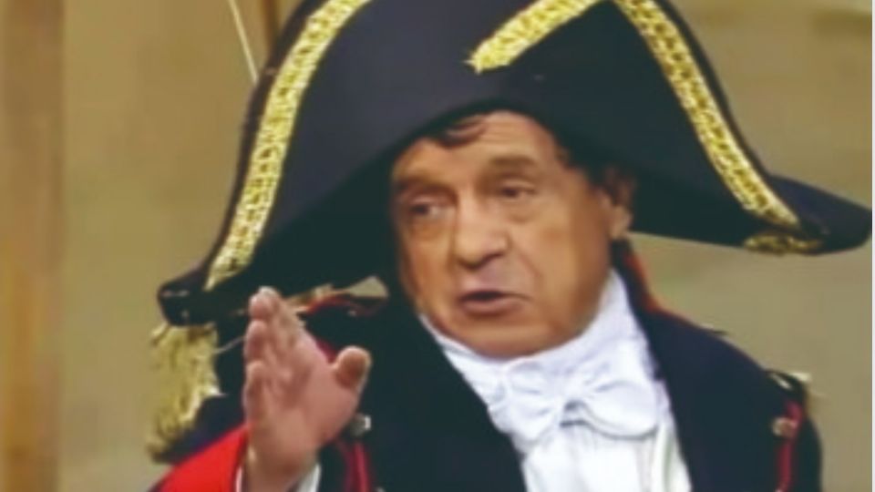 Chespirito interpreta a Napoleón Bonaparte.