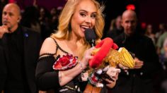 VIDEO: Adele presume su gigante colección de Dr. Simi y agradece a los mexicanos, ¡llenó un sillón!