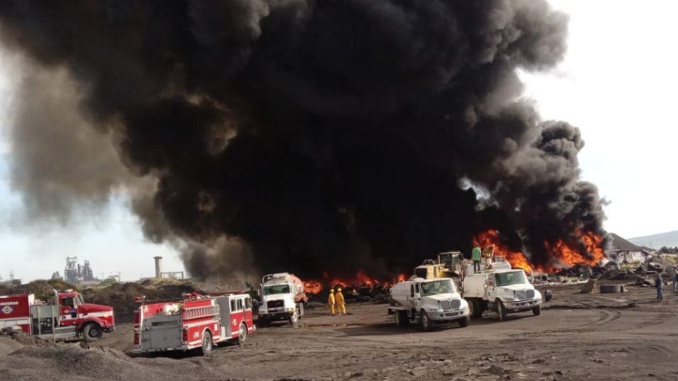 El incendio levantó una enorme columna de humo negro.