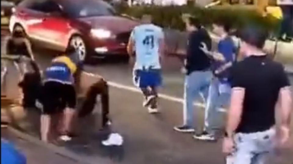 Los aficionados se enfrentaron en plena calle