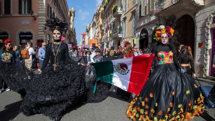 México celebra el Día de Muertos en Roma con desfile de catrinas