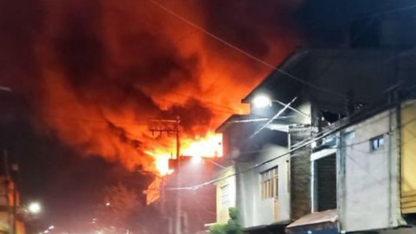 Fuerte incendio en Iztapalapa provoca la evacuación de 30 personas; bomberos rescatan a dos perritos del fuego