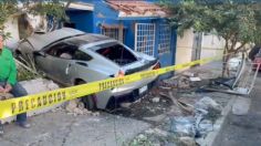 VIDEO: un auto de lujo se estrella y queda destruido dentro de una casa en Oblatos, Guadalajara